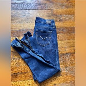 Cute Levi’s skinny jeans with zipper on the size for women size 26
